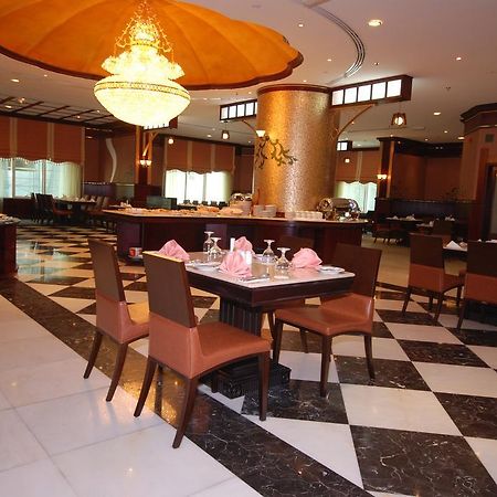 Al Bustan Tower Hotel Suites Schardscha Exterior foto