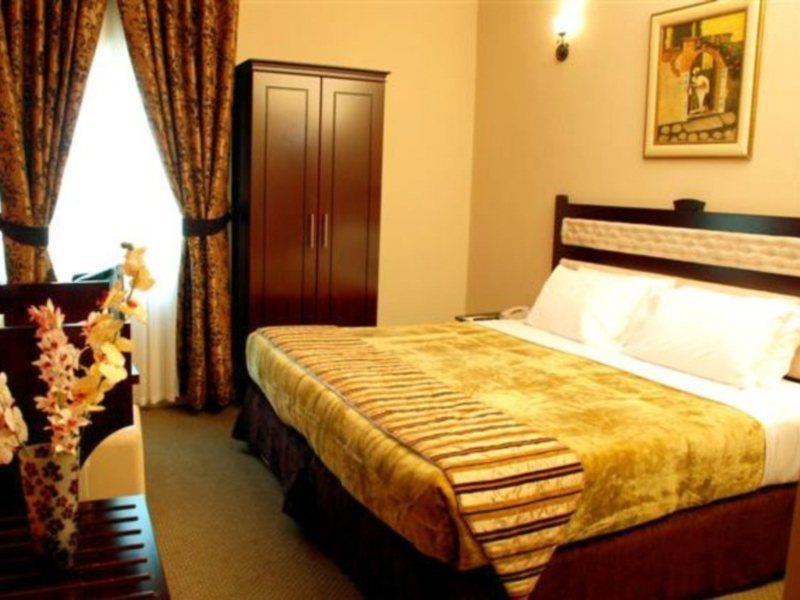 Al Bustan Tower Hotel Suites Schardscha Exterior foto