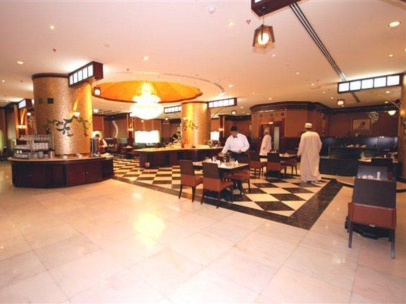 Al Bustan Tower Hotel Suites Schardscha Exterior foto