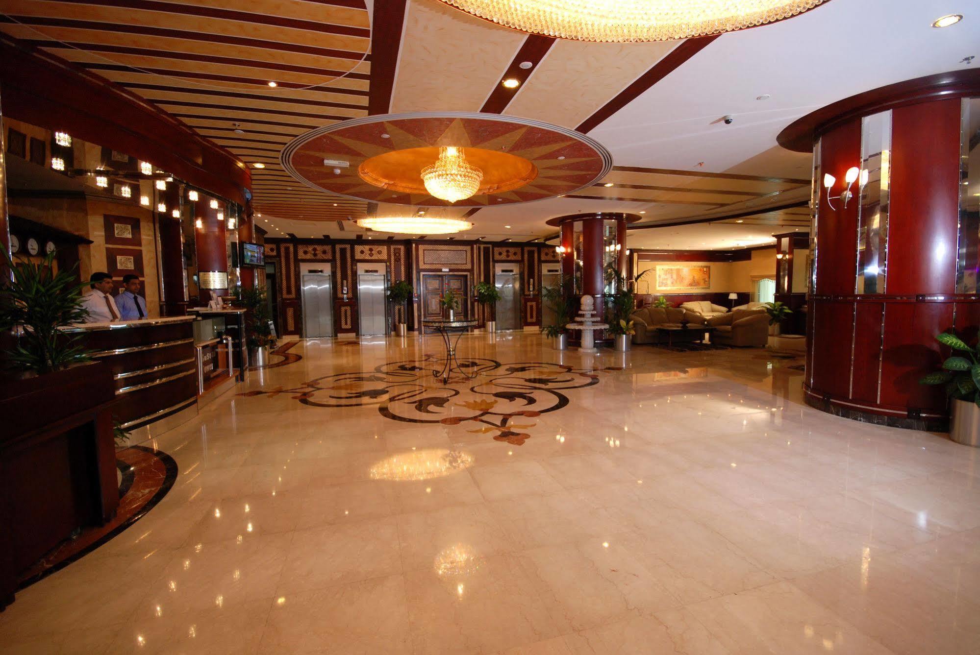 Al Bustan Tower Hotel Suites Schardscha Exterior foto