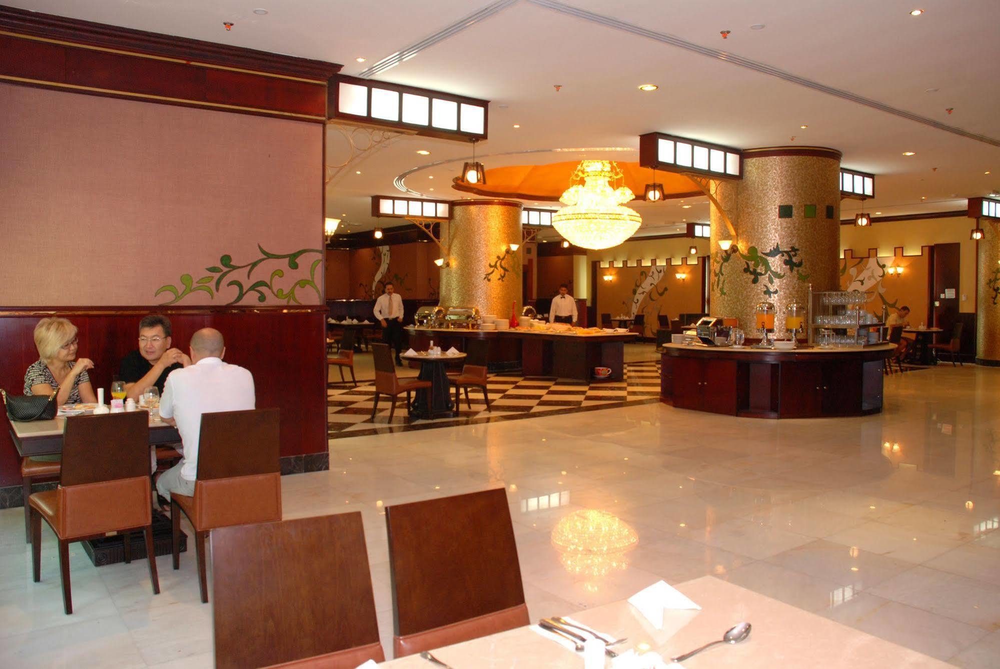 Al Bustan Tower Hotel Suites Schardscha Exterior foto