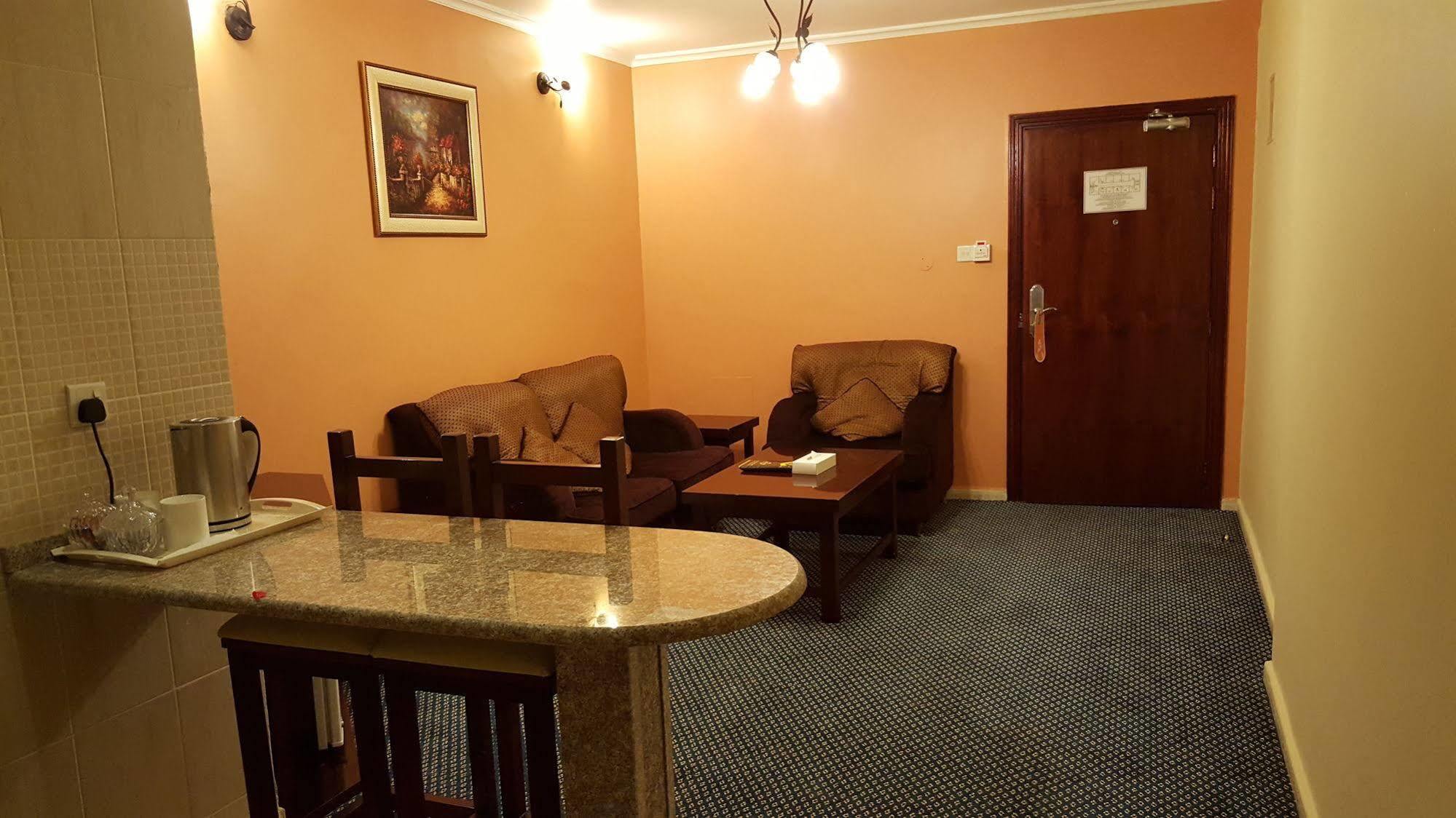 Al Bustan Tower Hotel Suites Schardscha Exterior foto