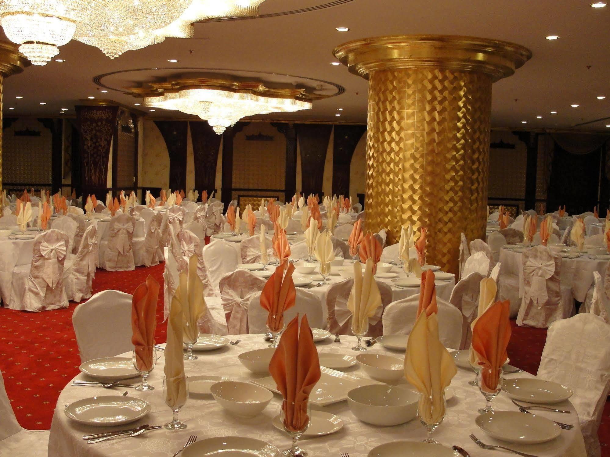 Al Bustan Tower Hotel Suites Schardscha Exterior foto