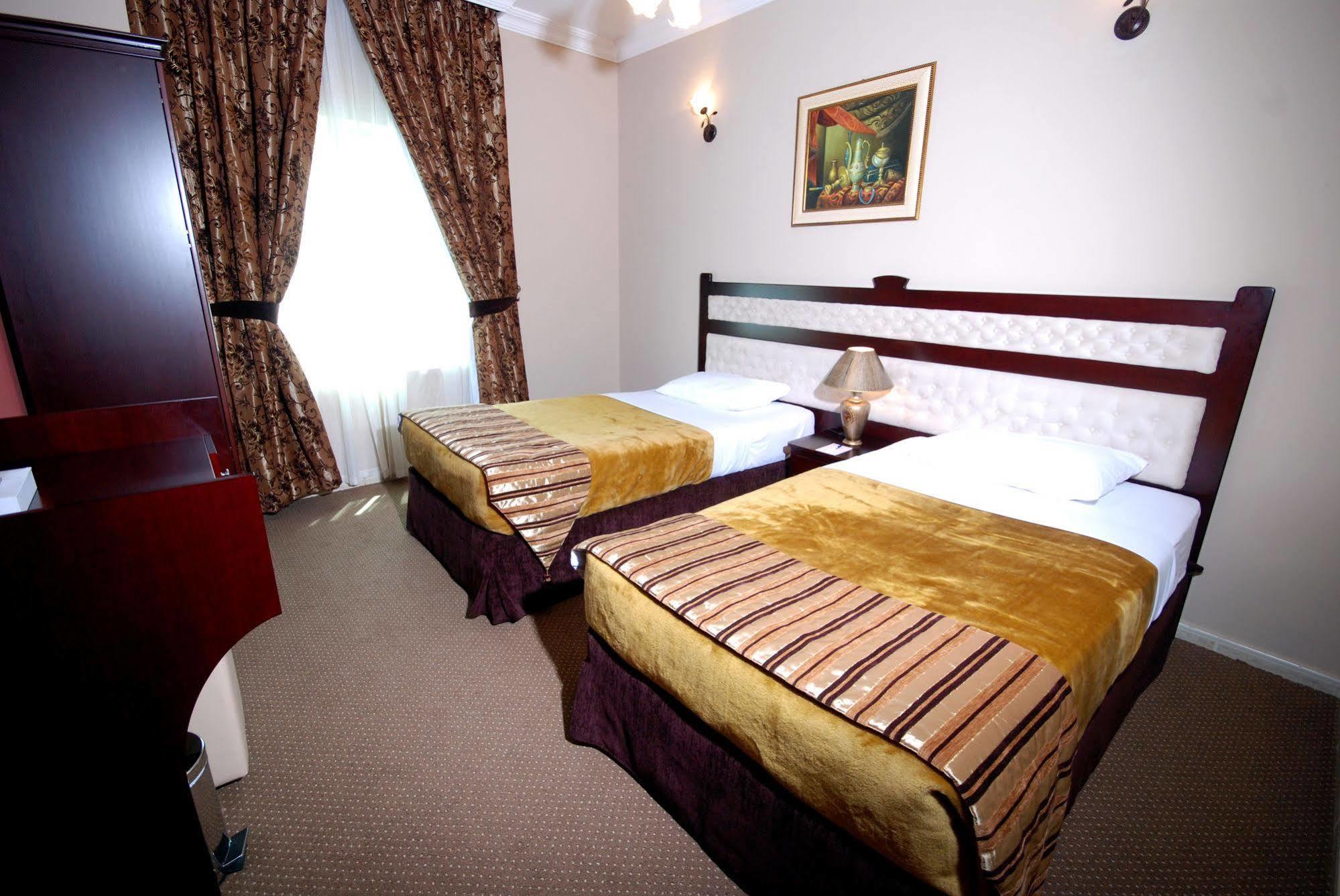 Al Bustan Tower Hotel Suites Schardscha Exterior foto